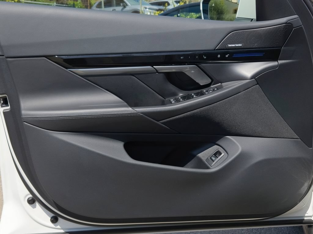 Used 2024 BMW 530i w/ Premium Package RWD image 18