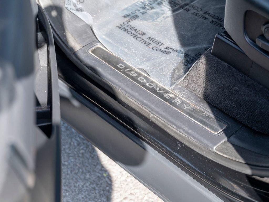 Certified 2024 Land Rover Discovery Dynamic SE image 17