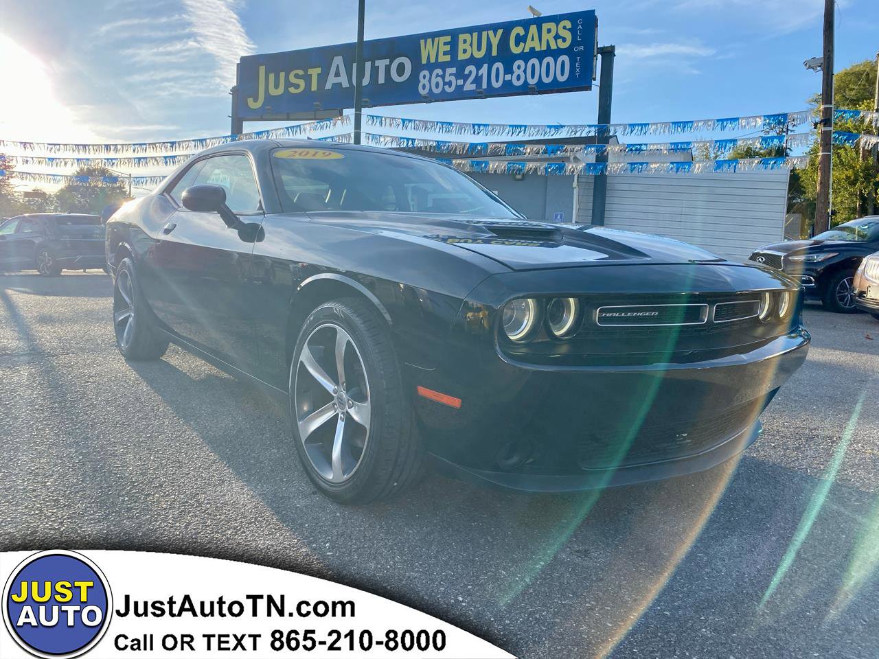 Used 2019 Dodge Challenger SXT image 1