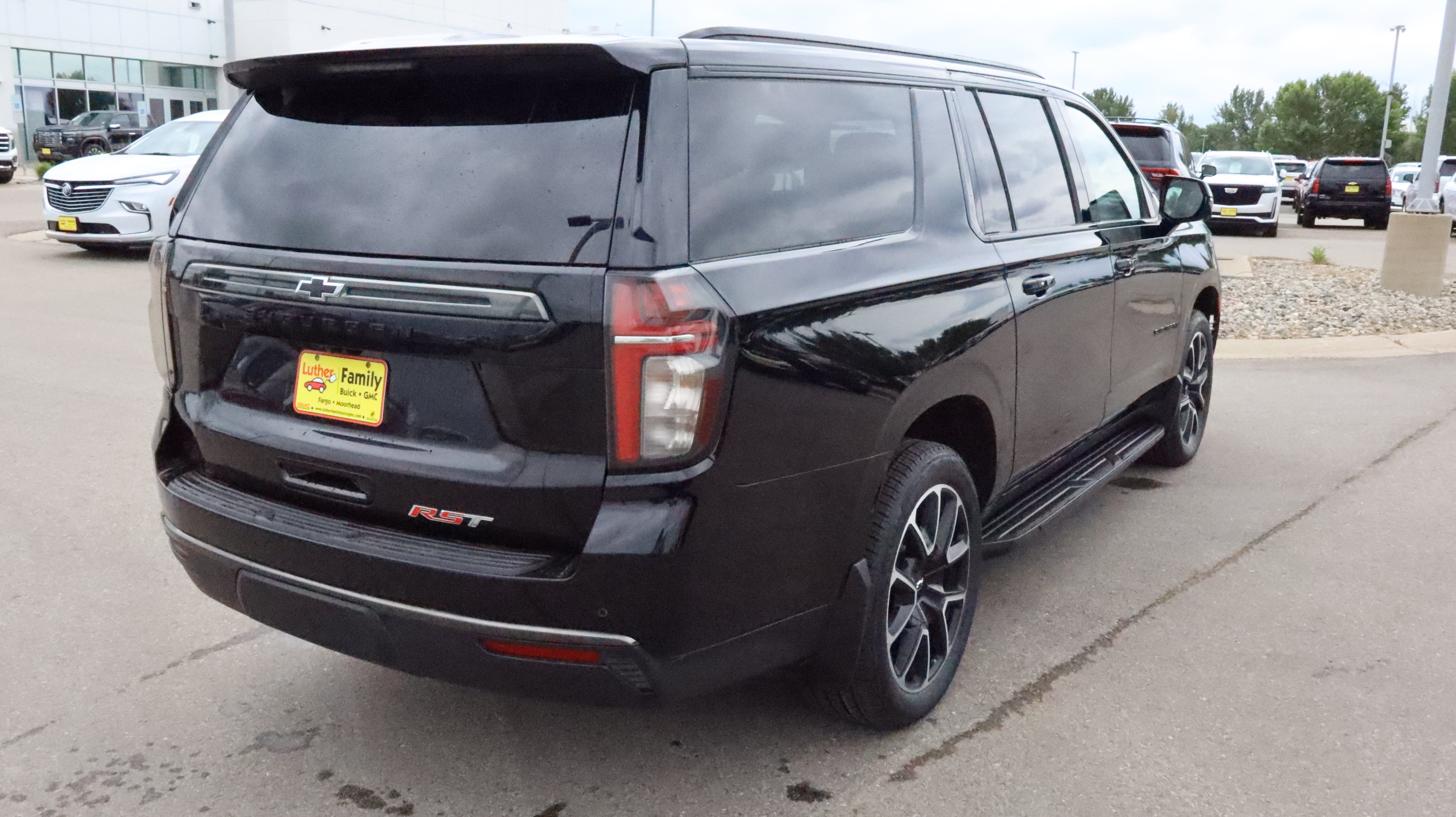 Certified 2022 Chevrolet Suburban RST w/ Luxury Package AWD/4WD image 7