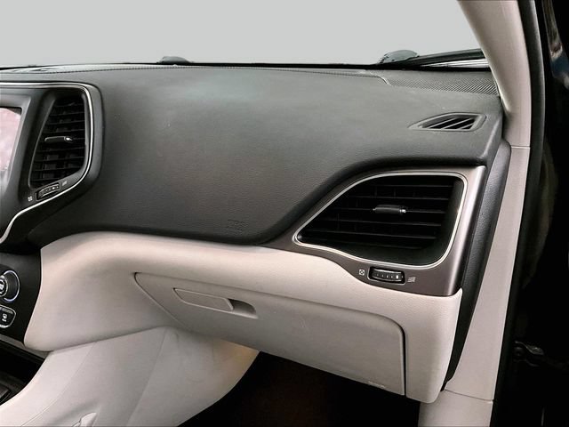 Used 2021 Jeep Cherokee Latitude Plus AWD/4WD image 16