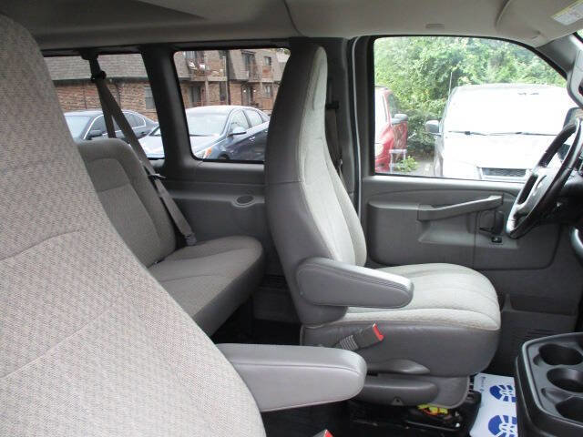 Used 2019 Chevrolet Express 3500 LS image 18