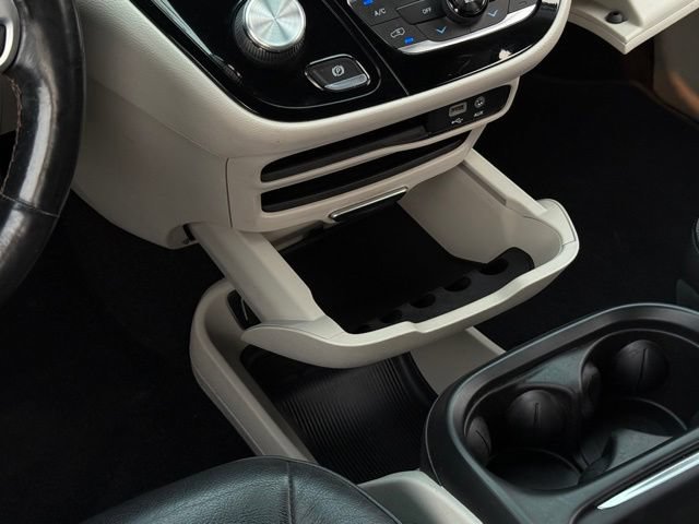 Used 2019 Chrysler Pacifica Touring-L FWD image 28