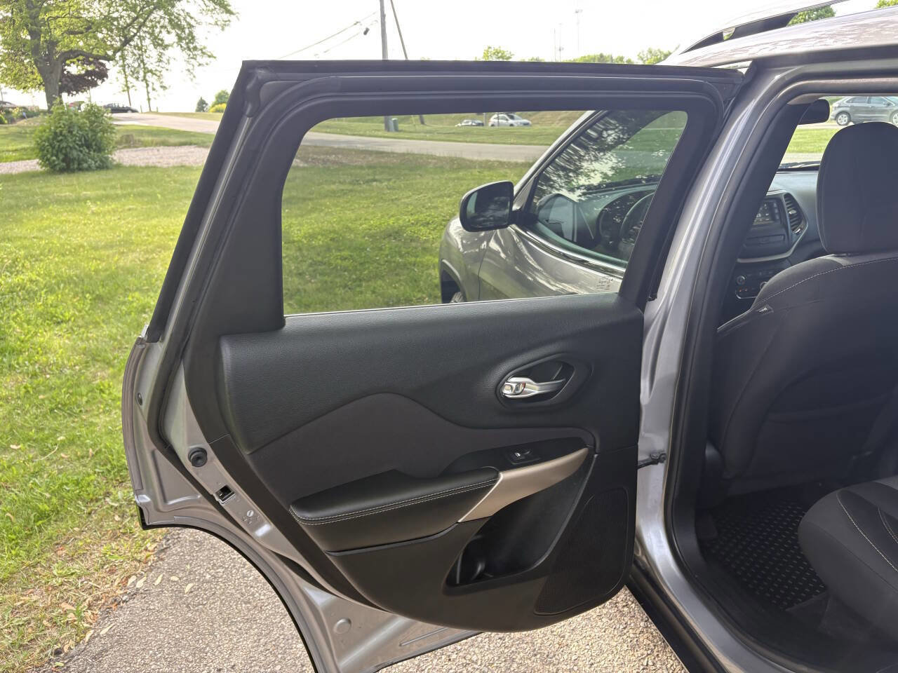 Used 2018 Jeep Cherokee Latitude w/ Cold Weather Group AWD/4WD image 25