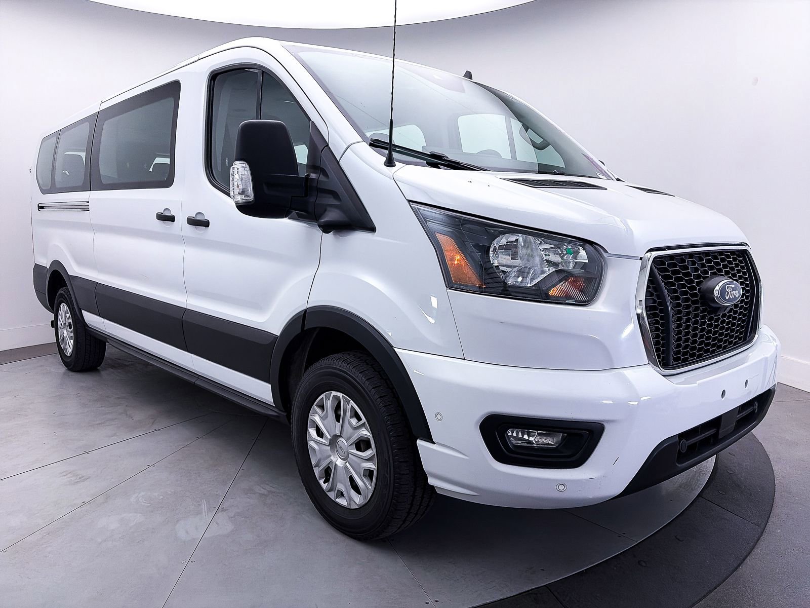 Used 2023 Ford Transit 350 XLT image 9