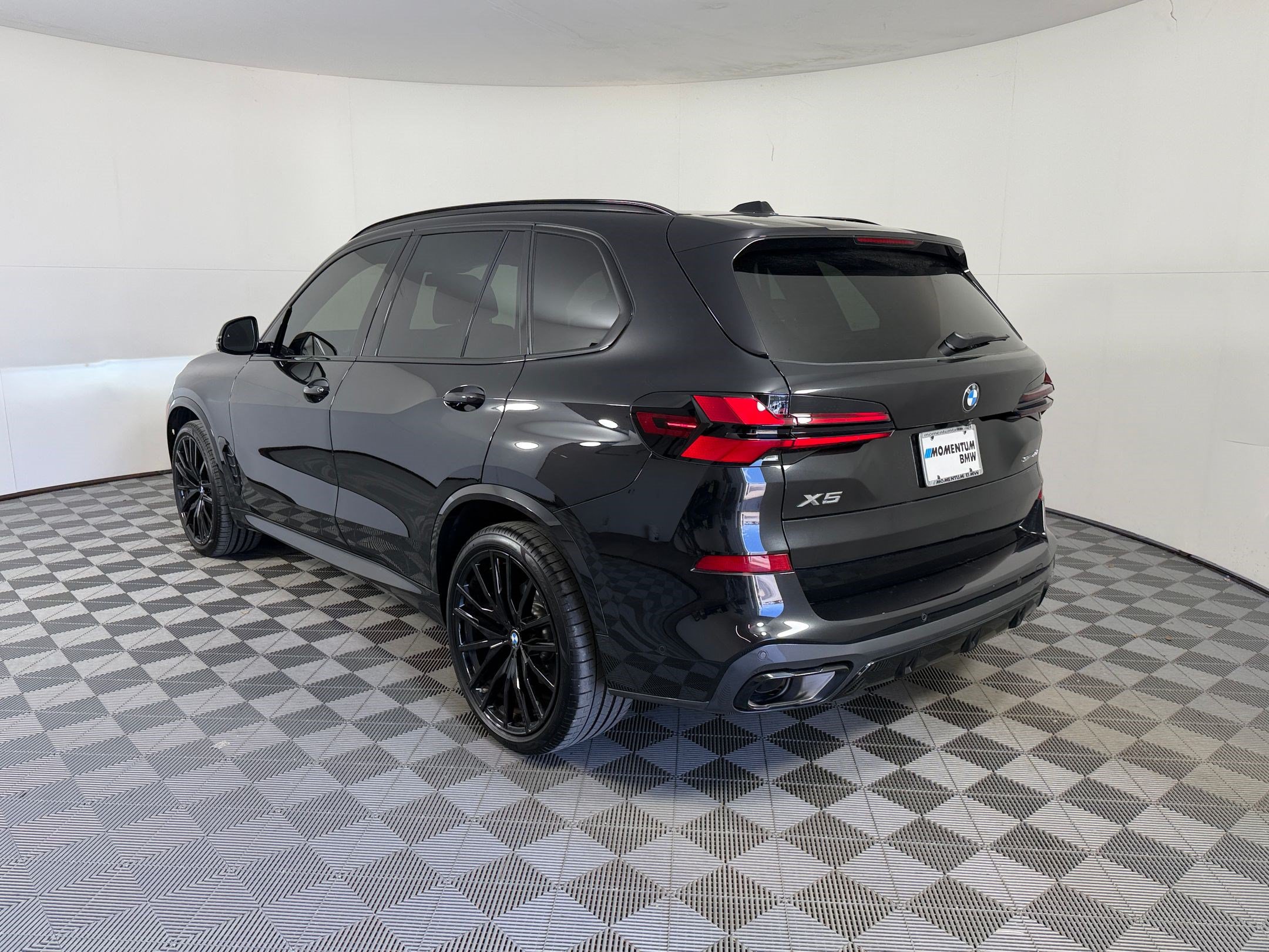 Certified 2024 BMW X5 sDrive40i w/ M Sport Package RWD image 3