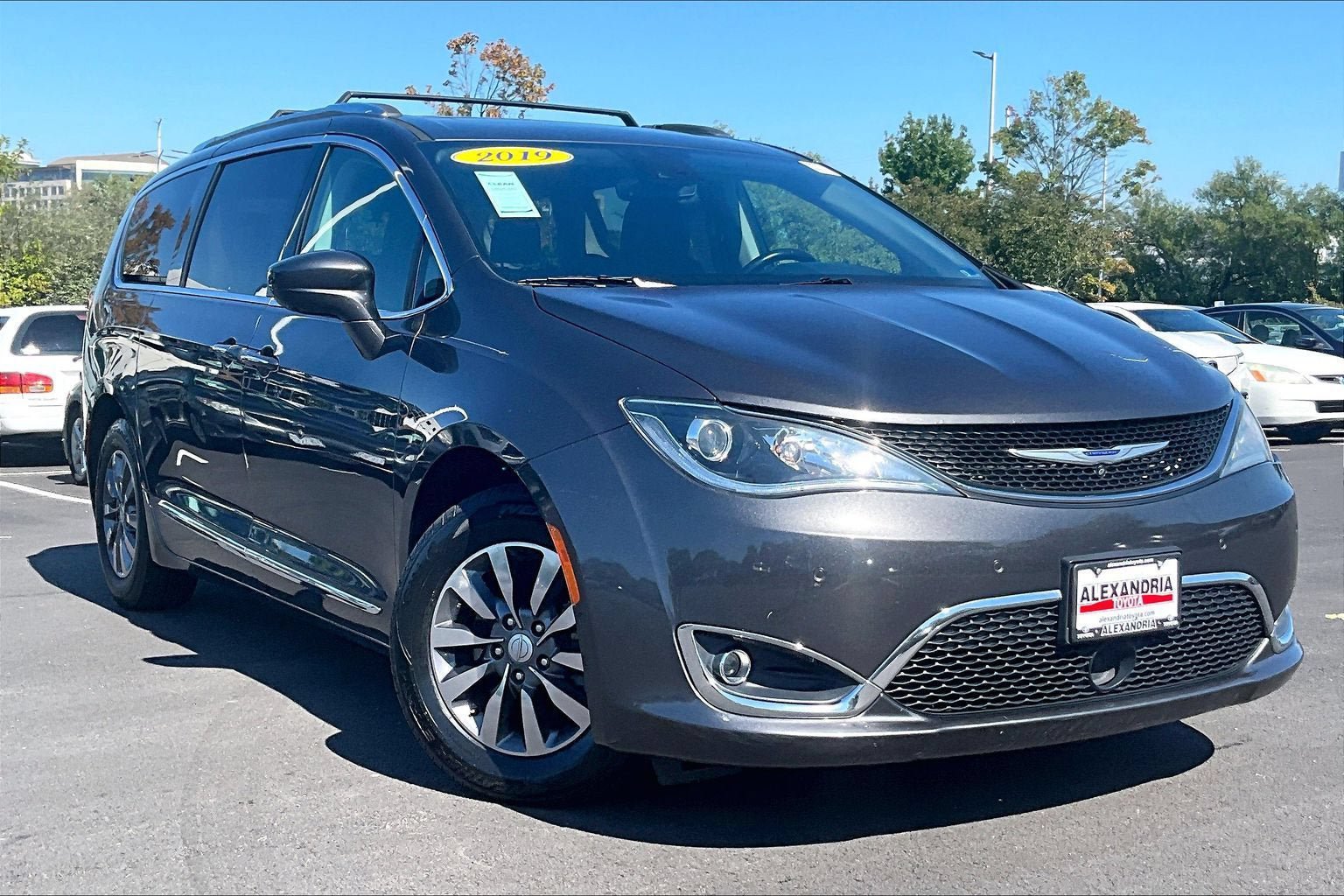 Used 2019 Chrysler Pacifica Touring-L Plus w/ Advanced Safetytec Group FWD image 2