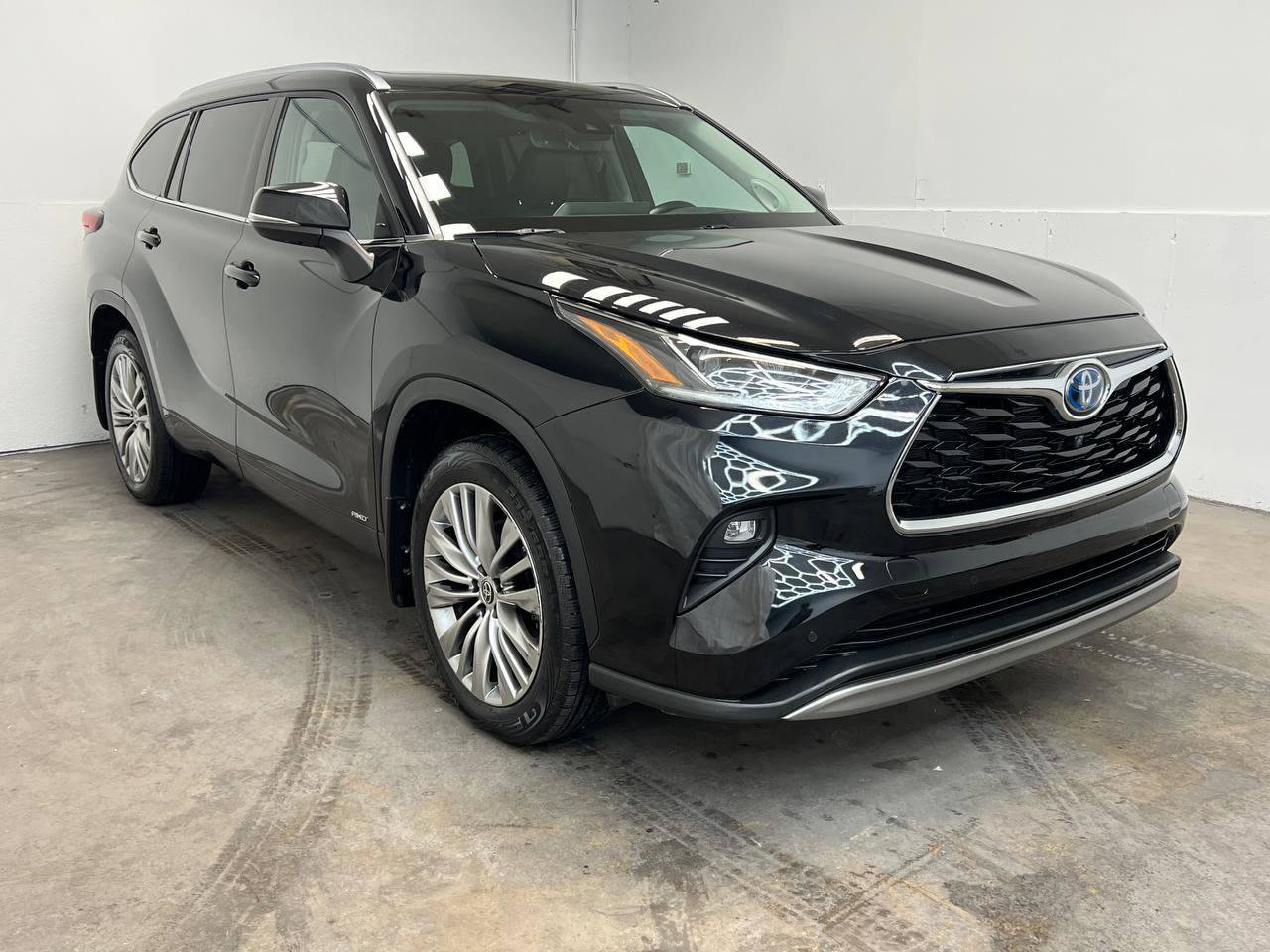 Used 2022 Toyota Highlander Platinum AWD/4WD image 3