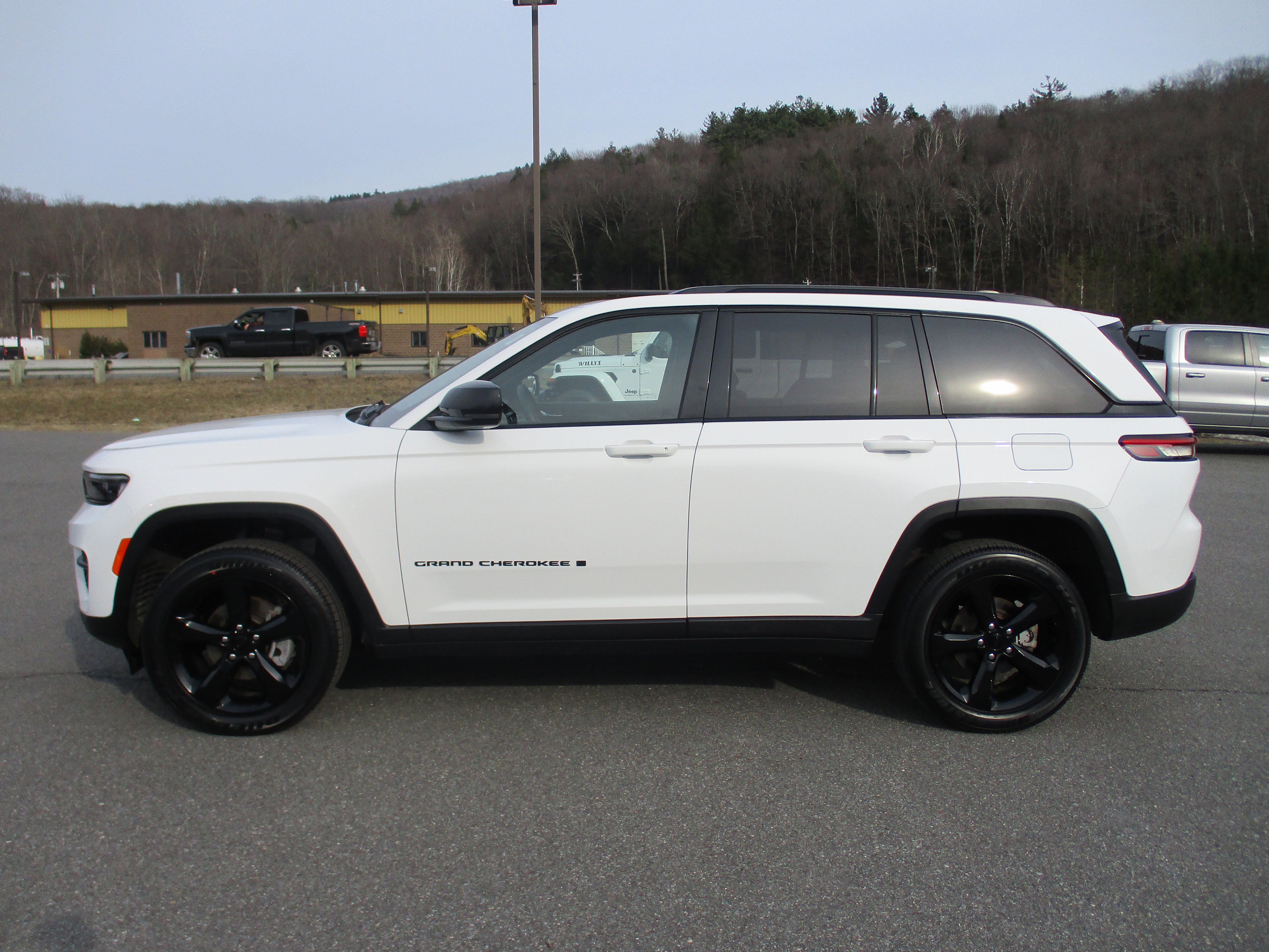 Certified 2023 Jeep Grand Cherokee Altitude image 8