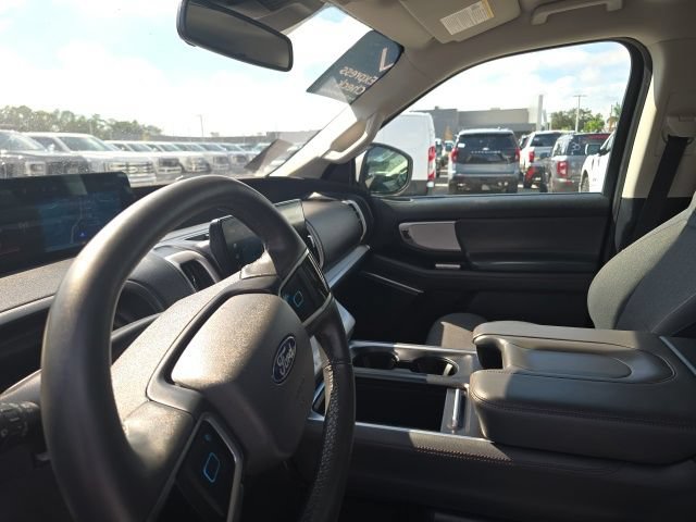 Used 2025 Ford Expedition Active RWD image 10