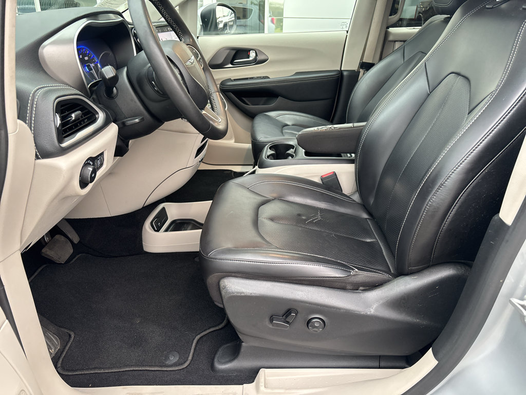 Used 2023 Chrysler Pacifica Touring-L FWD image 11