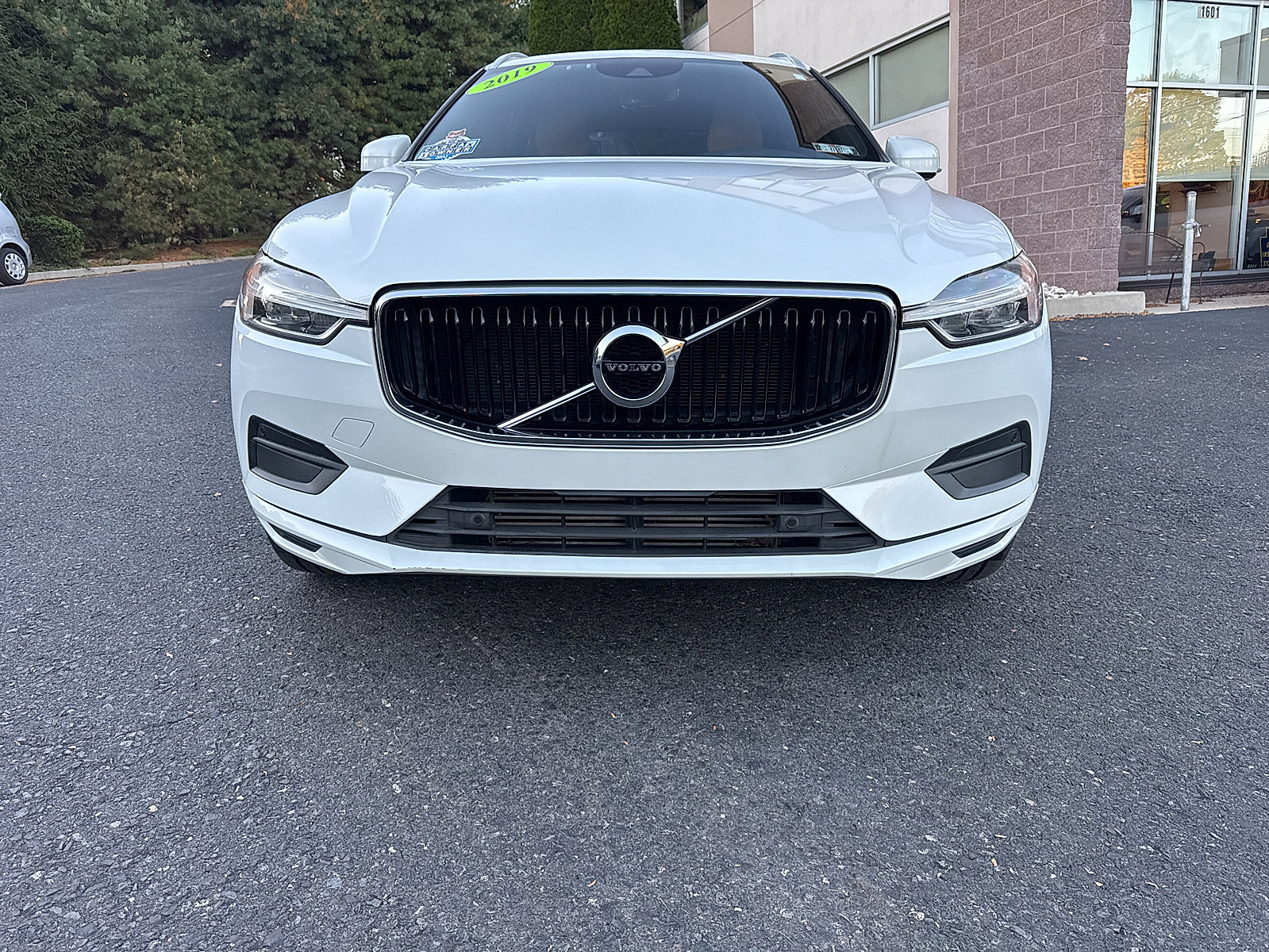 Used 2019 Volvo XC60 T5 Momentum w/ Multimedia Package AWD/4WD image 18
