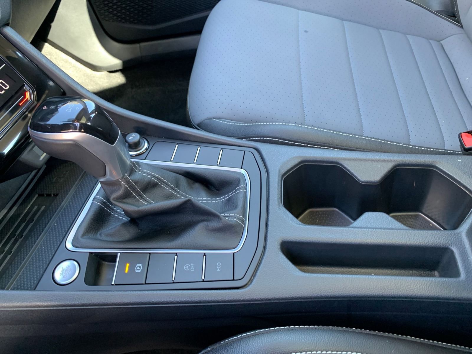 Used 2025 Volkswagen Jetta SE image 40