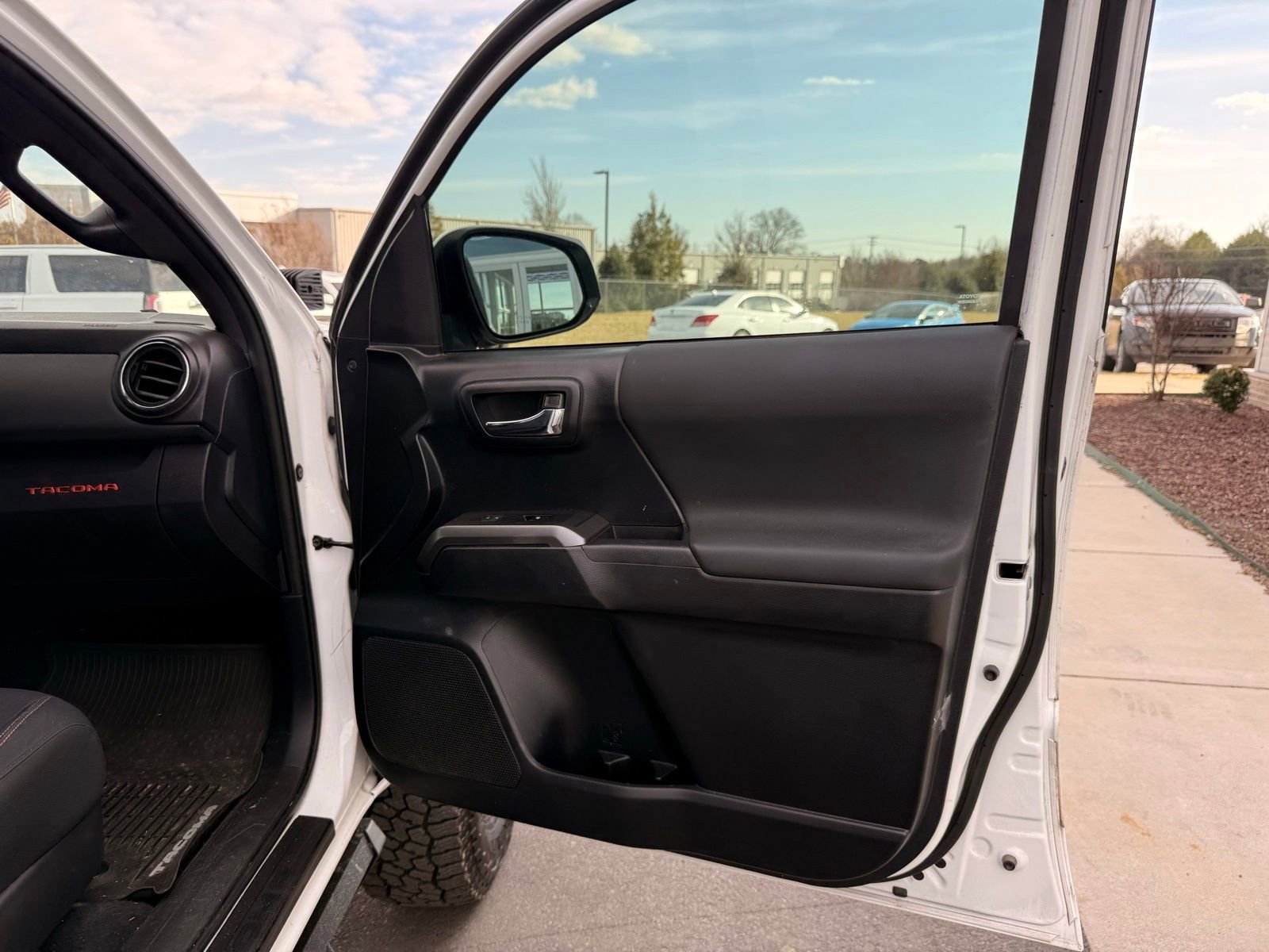 Used 2019 Toyota Tacoma TRD Off-Road image 30