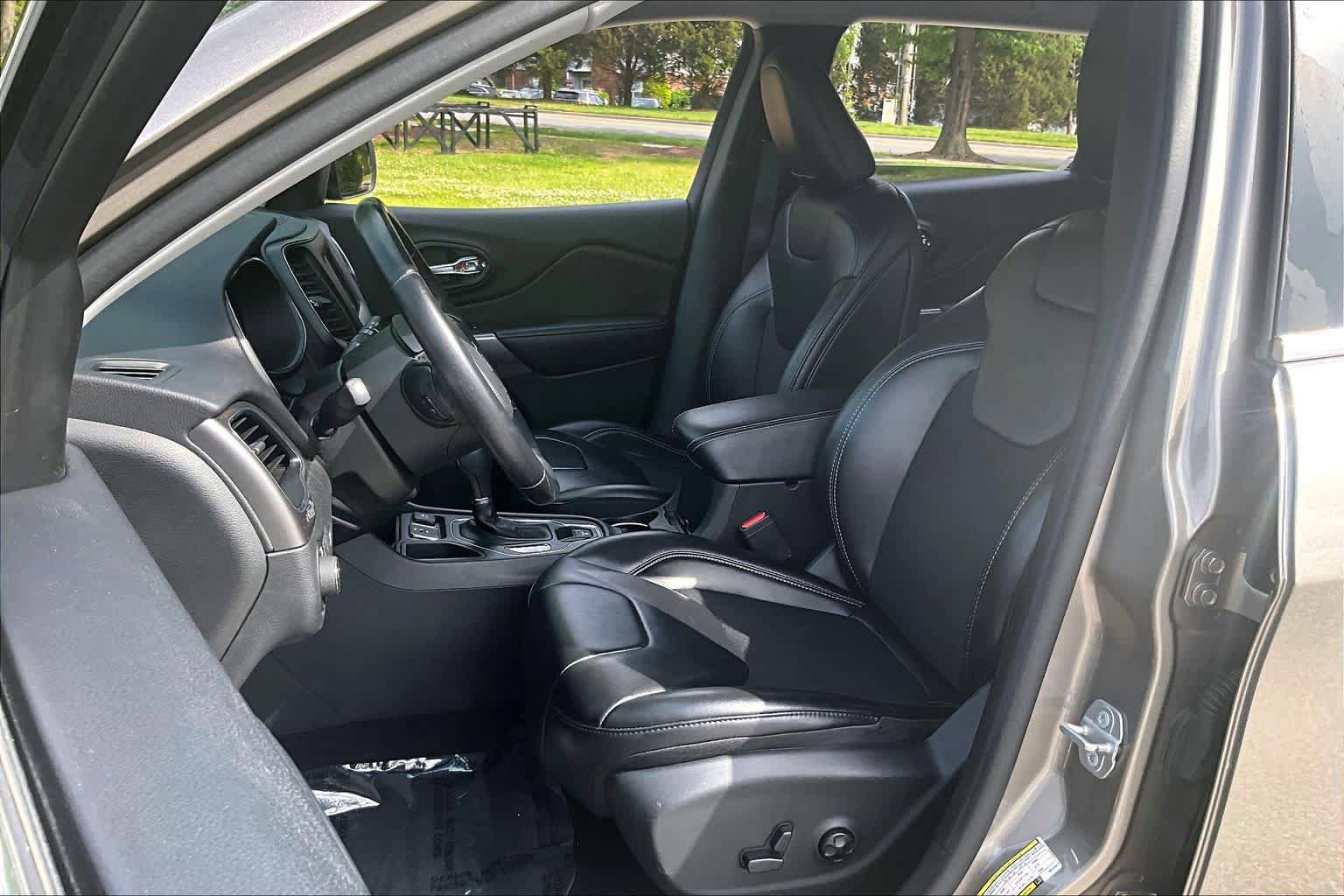 Used 2019 Jeep Cherokee Latitude Plus w/ Comfort/Convenience Group FWD image 8