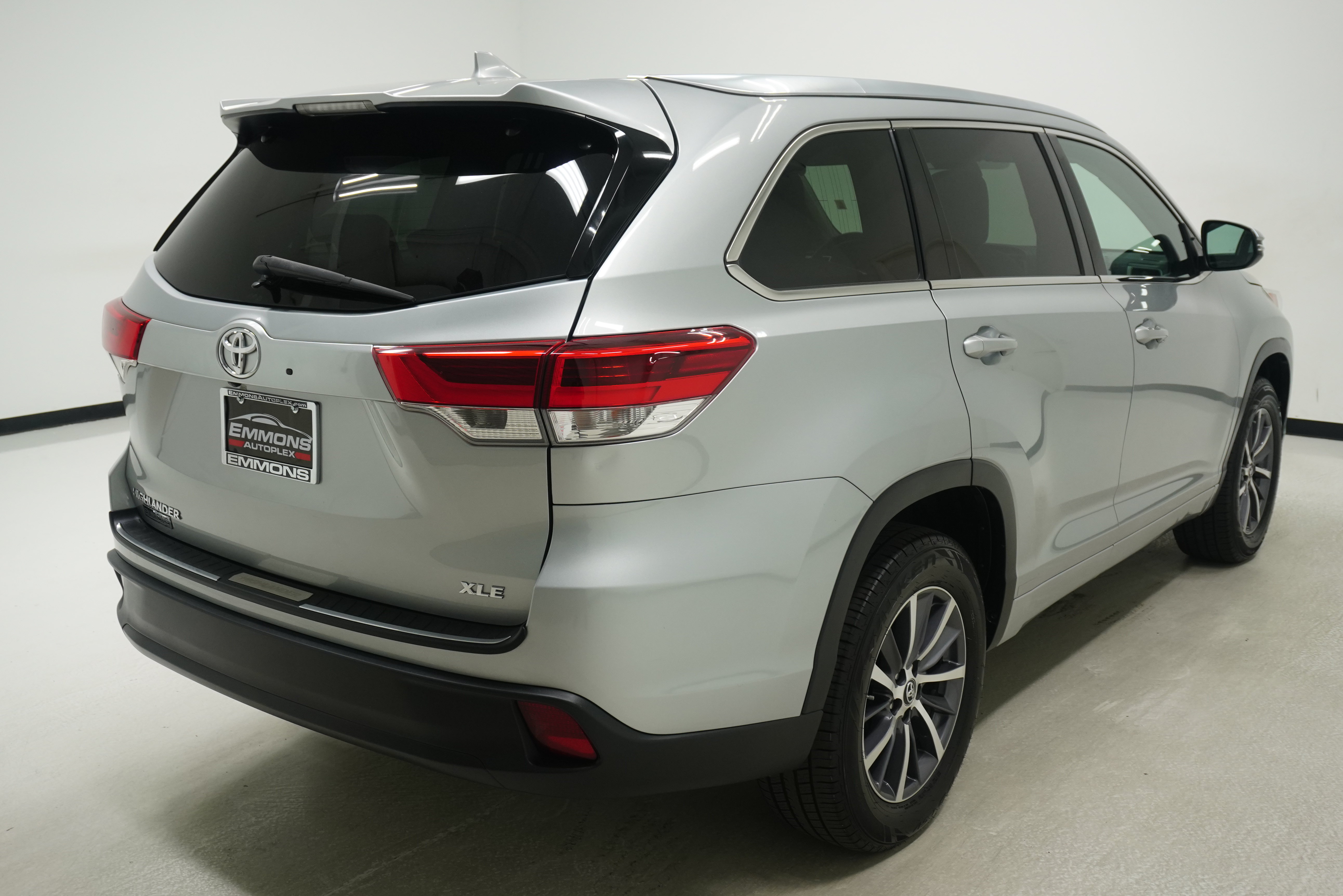 Used 2017 Toyota Highlander XLE FWD image 4