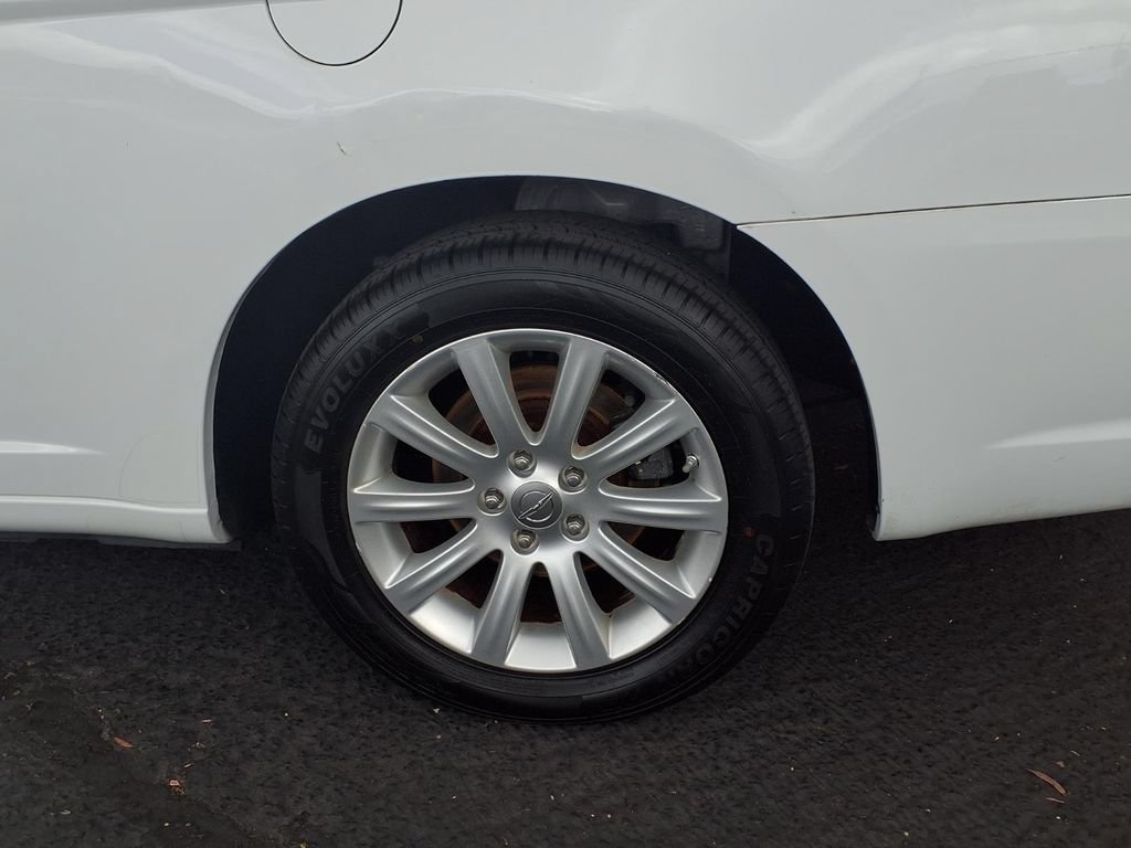 Used 2012 Chrysler 200 Touring FWD image 4