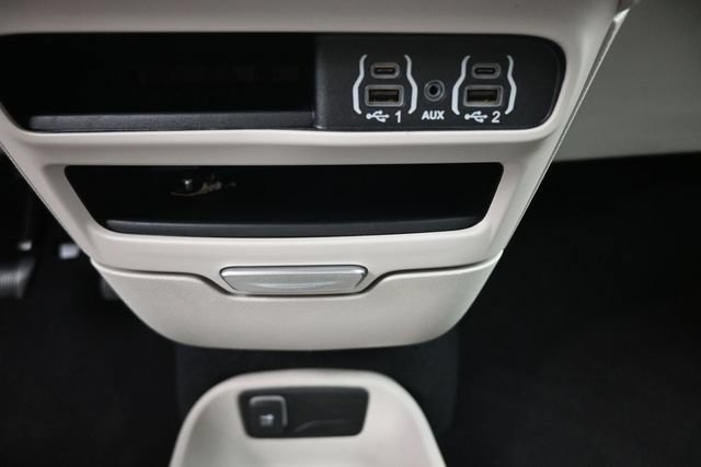 Used 2024 Chrysler Pacifica Limited FWD image 9
