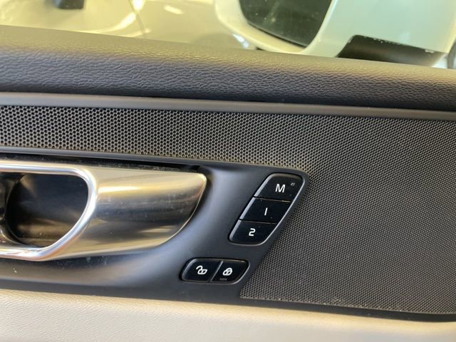 Used 2023 Volvo XC60 B5 Plus image 15