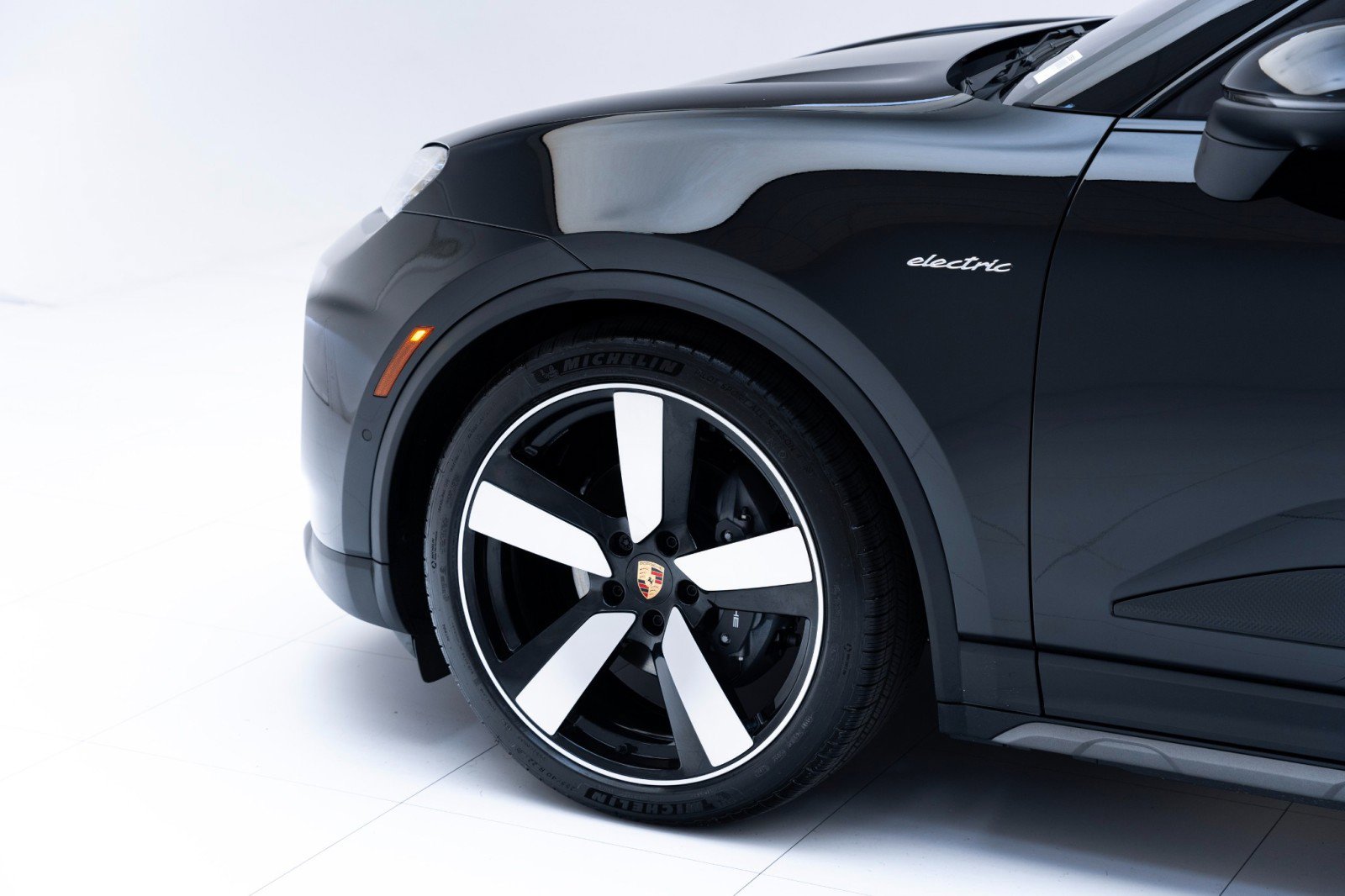 Certified 2025 Porsche Macan Electric image 11