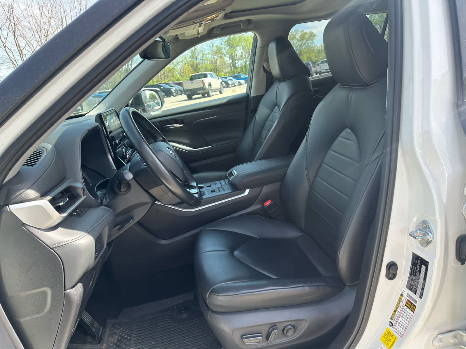 Used 2020 Toyota Highlander XLE AWD/4WD image 10