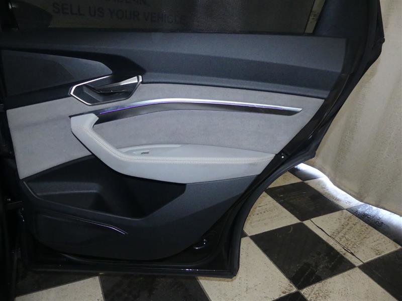 Used 2024 Audi Q8 e-tron Prestige image 34