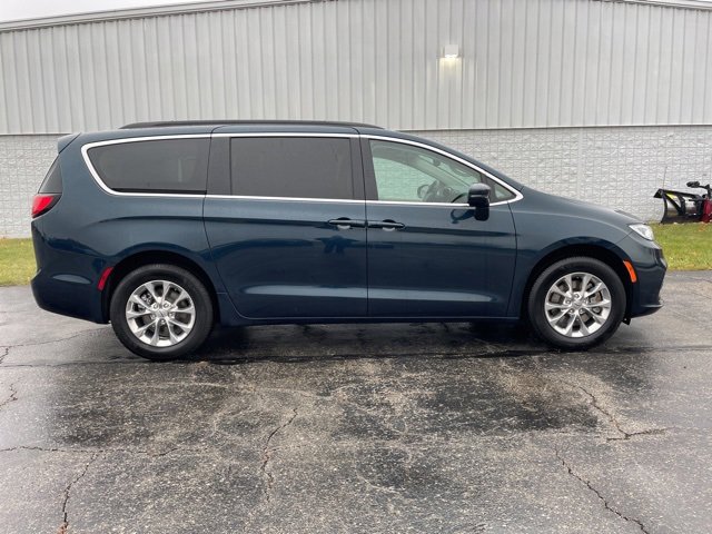 Used 2022 Chrysler Pacifica Touring-L image 17