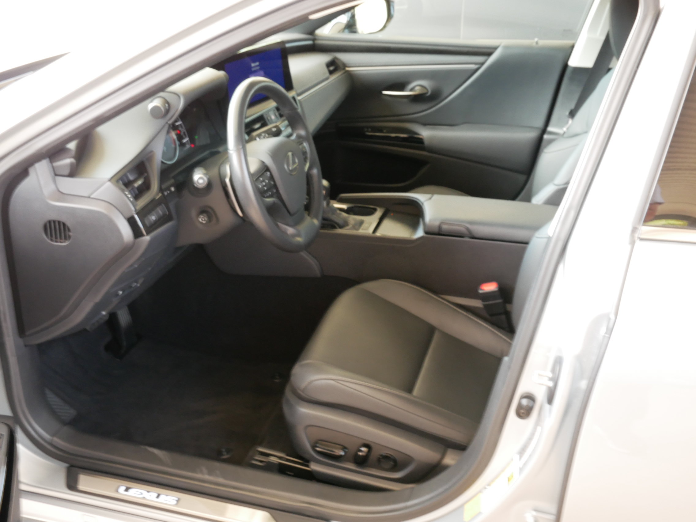 Certified 2025 Lexus ES 350 w/ Premium Package FWD image 4