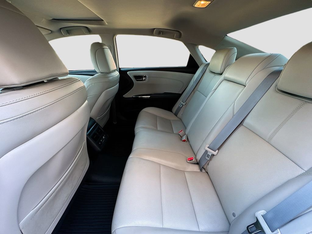 Used 2018 Toyota Avalon Limited image 29