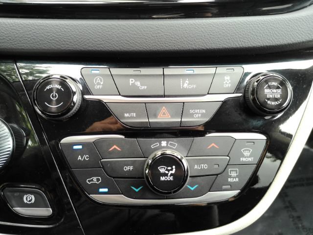 Used 2023 Chrysler Pacifica Touring-L FWD image 53