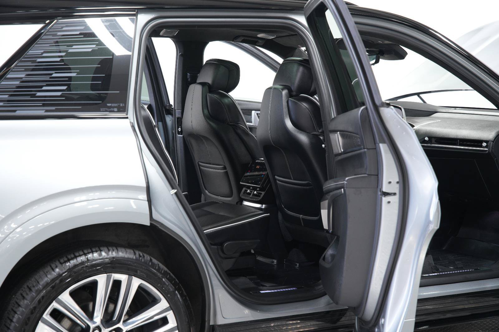 Used 2026 Cadillac Vistiq Platinum w/ LPO, Floor Liner Package AWD/4WD image 17