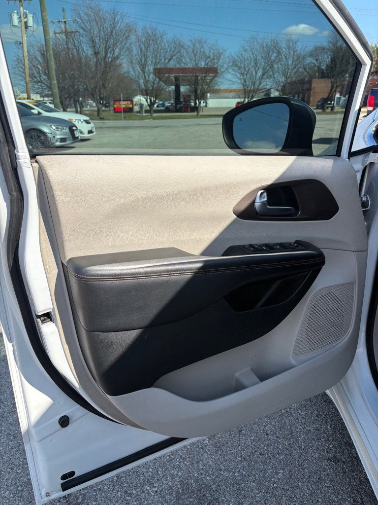 Used 2018 Chrysler Pacifica L image 10