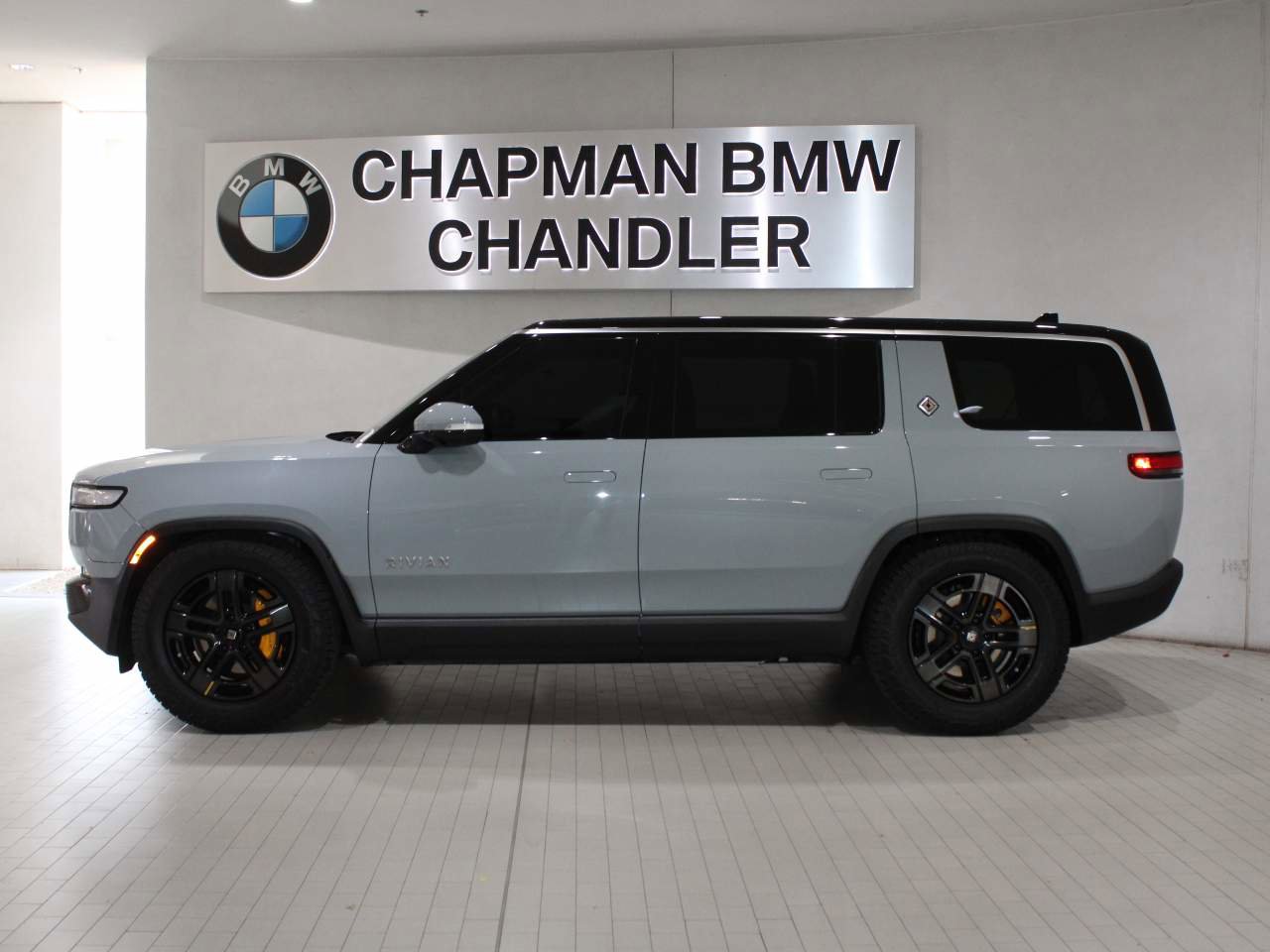 Used 2023 Rivian R1S Adventure image 3