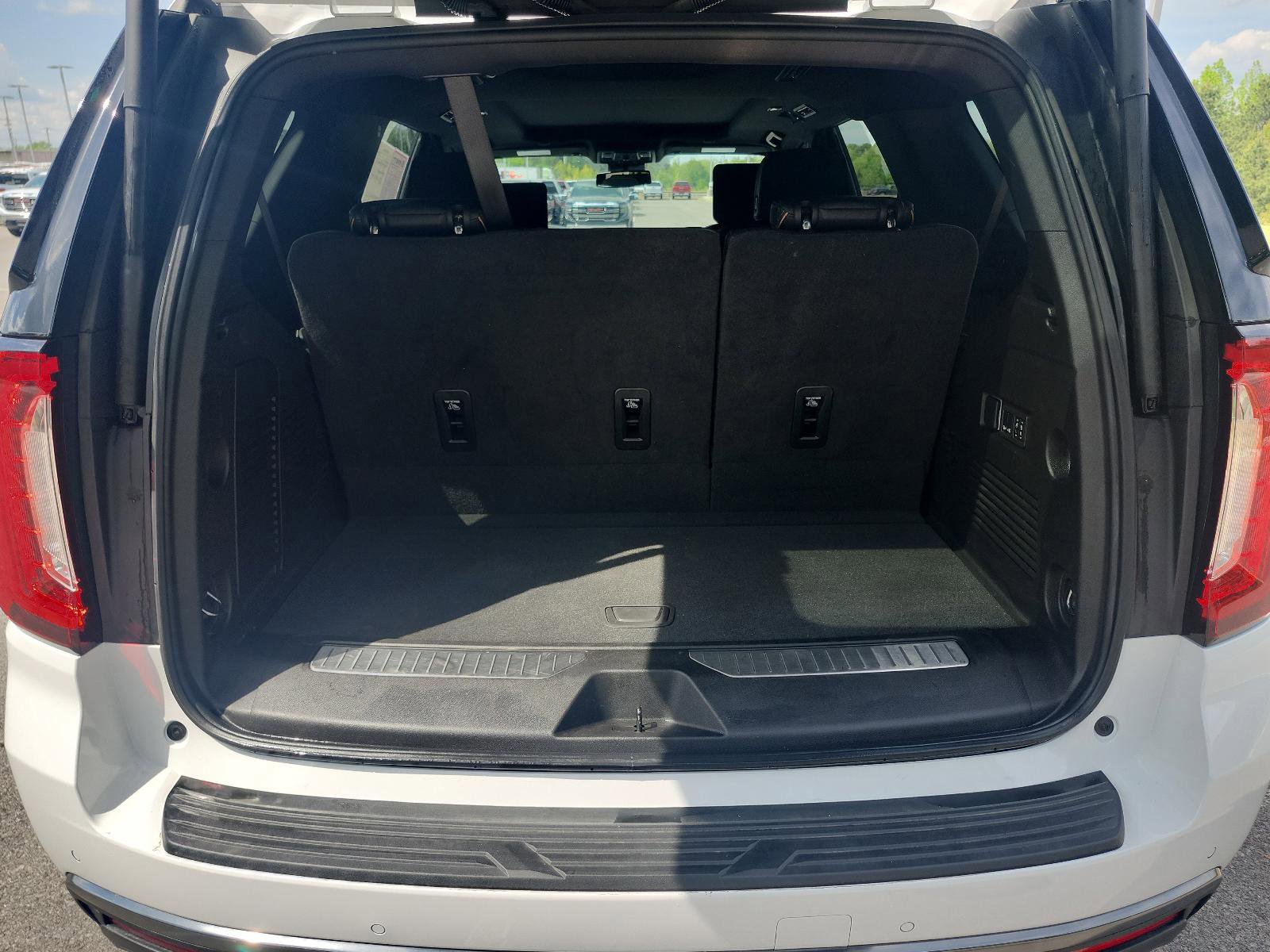 Used 2024 GMC Yukon AT4 w/ AT4 Premium Package image 11