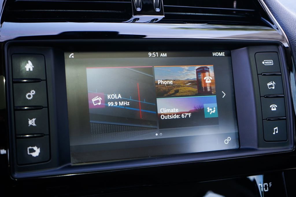 Used 2017 Jaguar XE image 29