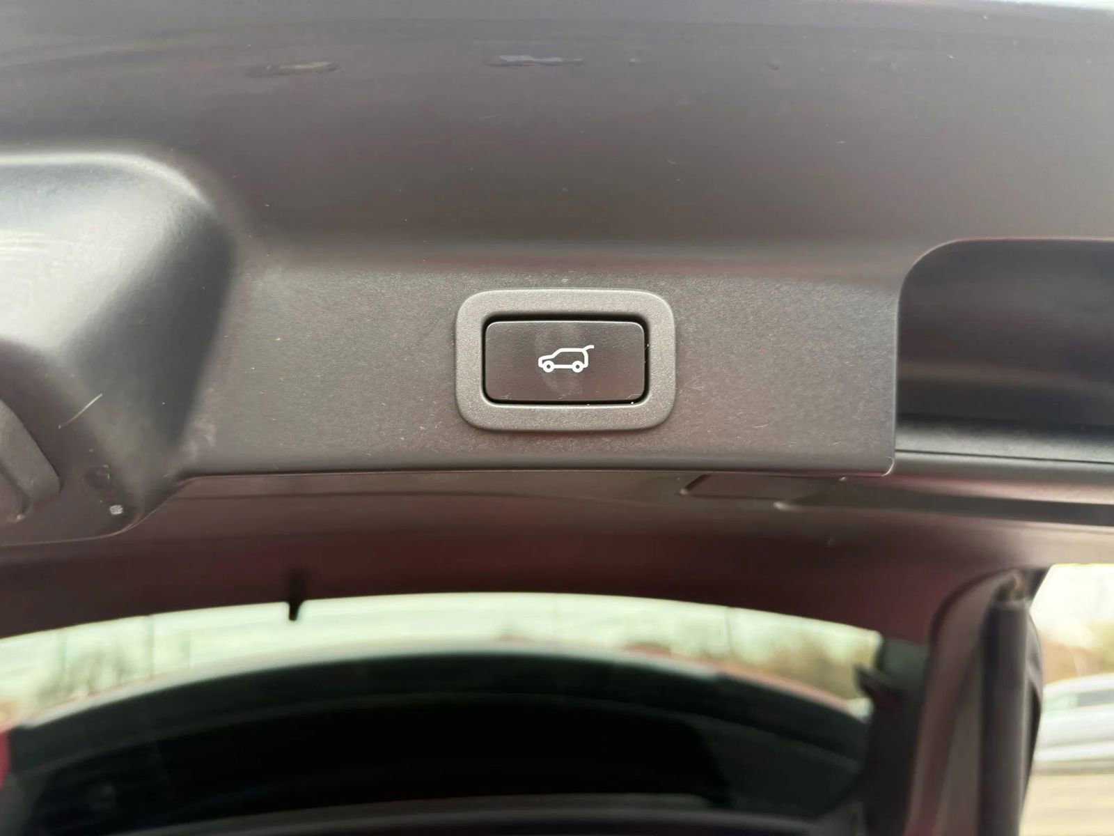 Used 2019 Jaguar F-PACE Premium image 28