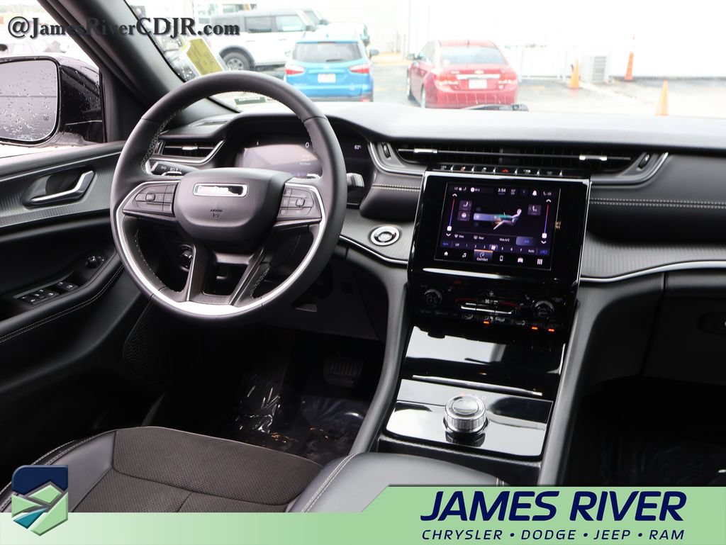 Used 2025 Jeep Grand Cherokee Altitude AWD/4WD image 13