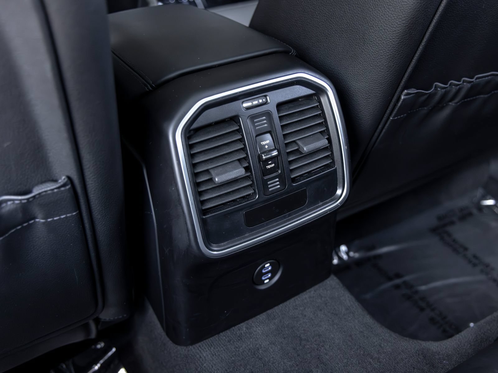 Certified 2023 Porsche Macan AWD/4WD image 42