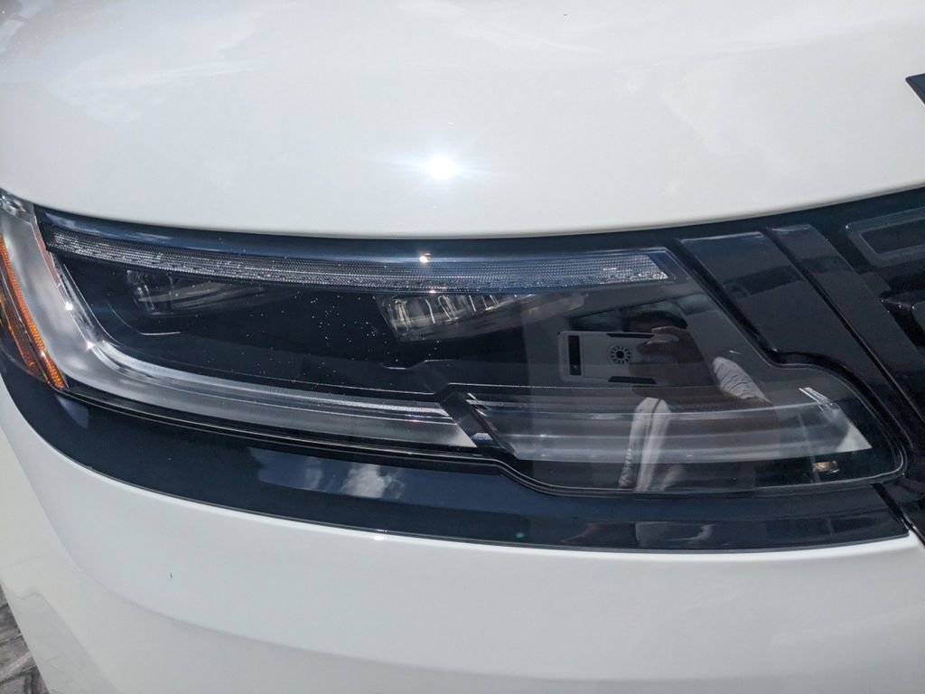 New 2025 Land Rover Range Rover Velar Dynamic SE image 9