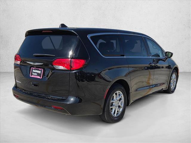 Used 2023 Chrysler Voyager LX image 5