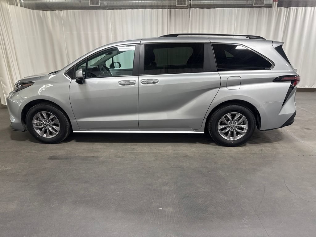 Used 2025 Toyota Sienna XLE FWD image 8