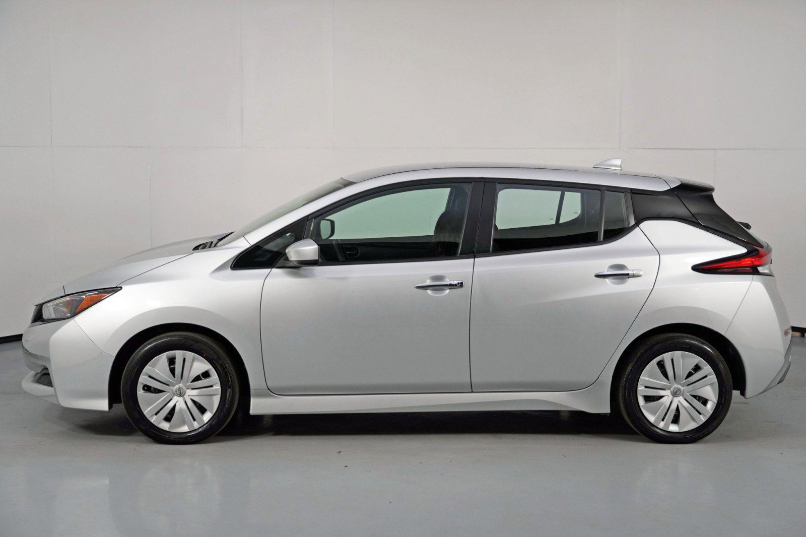 Used 2025 Nissan Leaf S image 41
