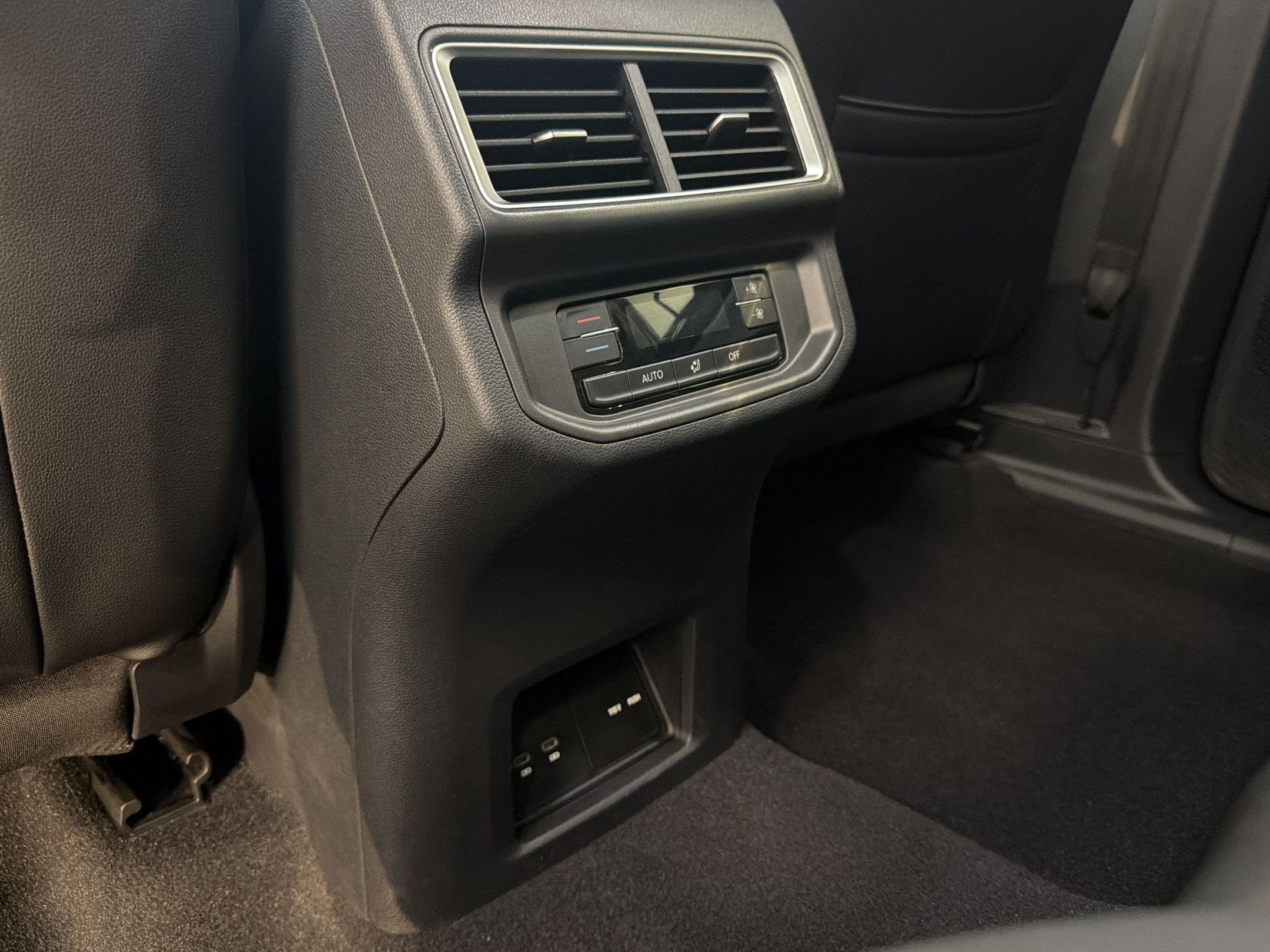 Used 2024 Volkswagen Atlas Peak Edition SEL AWD/4WD image 35