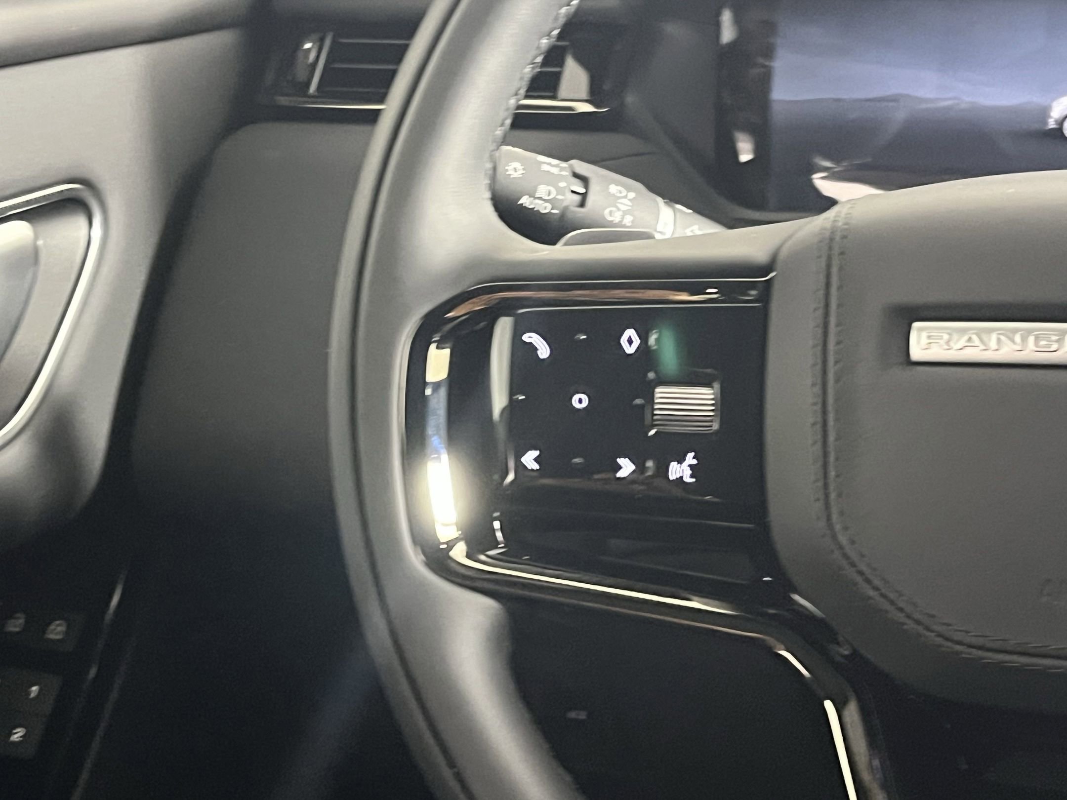 New 2026 Land Rover Range Rover Velar Dynamic SE image 16