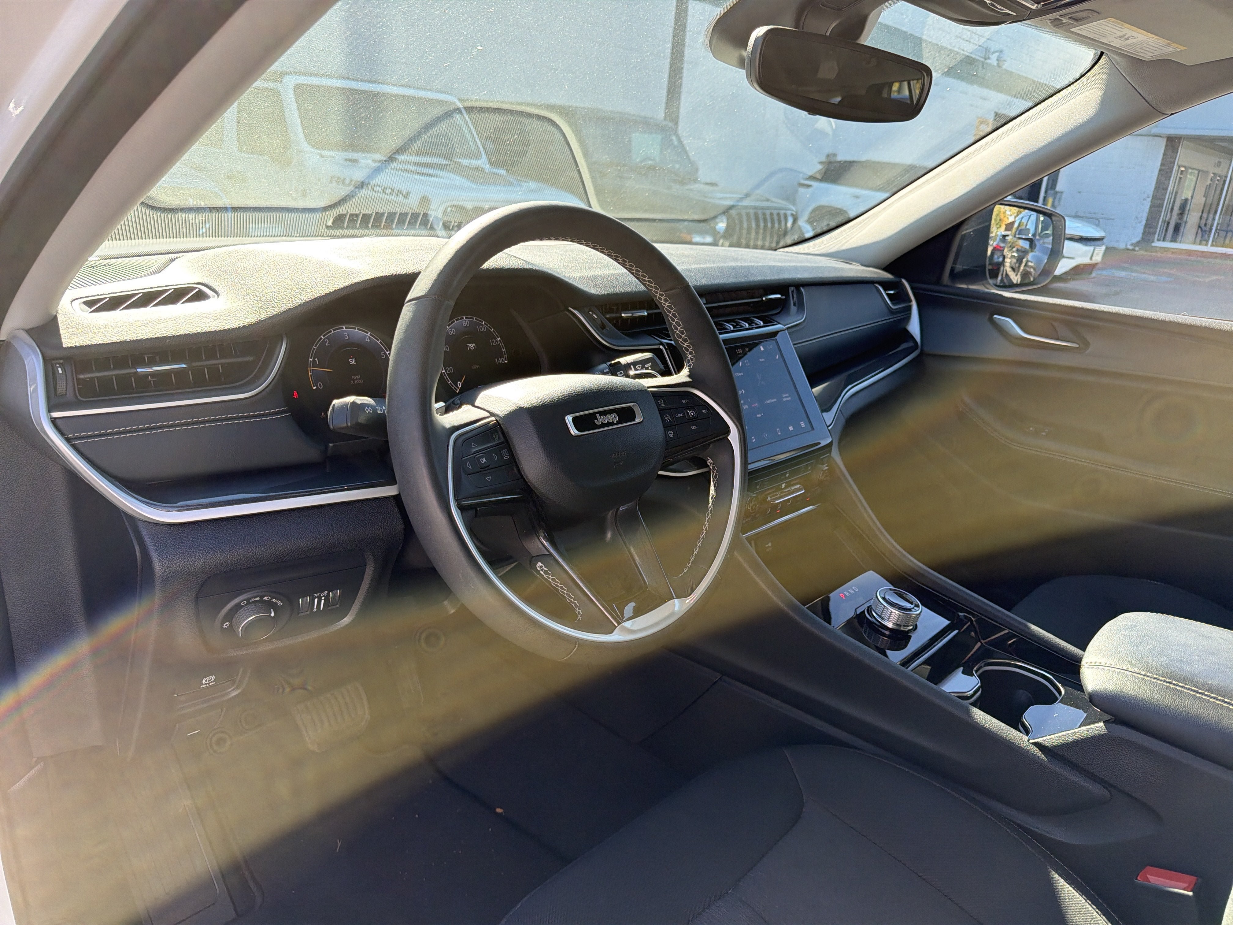 Used 2023 Jeep Grand Cherokee Laredo w/ Luxury Tech Group I AWD/4WD image 9