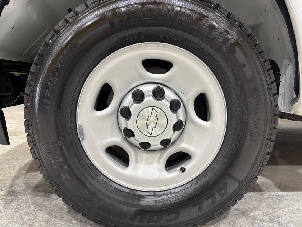 Used 2017 Chevrolet Express 2500 image 23
