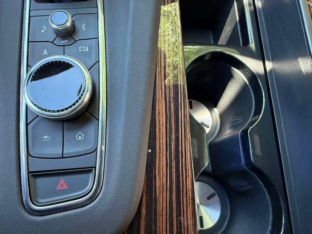Used 2024 Cadillac Escalade Luxury AWD/4WD image 24
