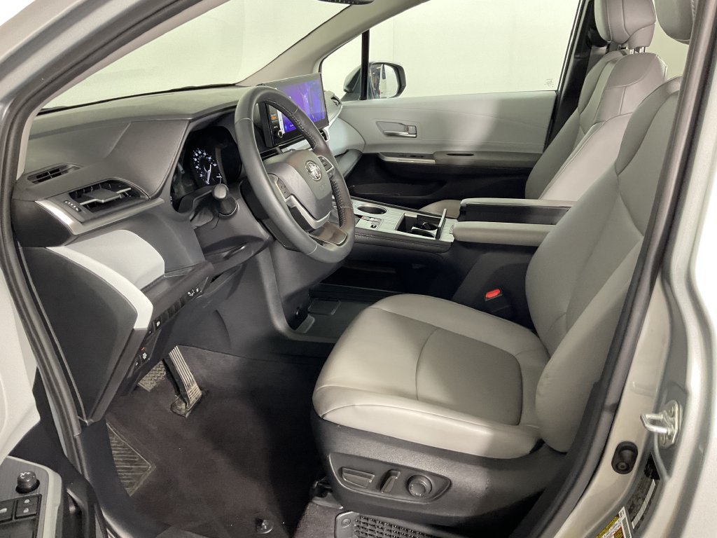 Certified 2025 Toyota Sienna XLE FWD image 18
