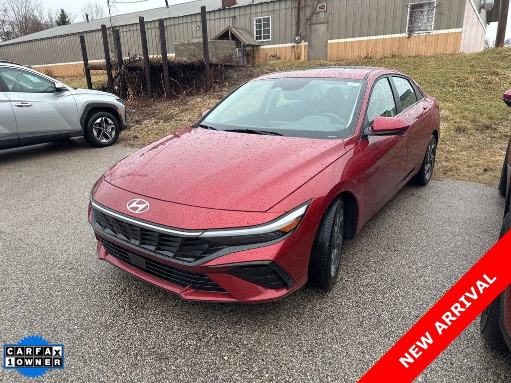 Used 2025 Hyundai Elantra SEL image 1