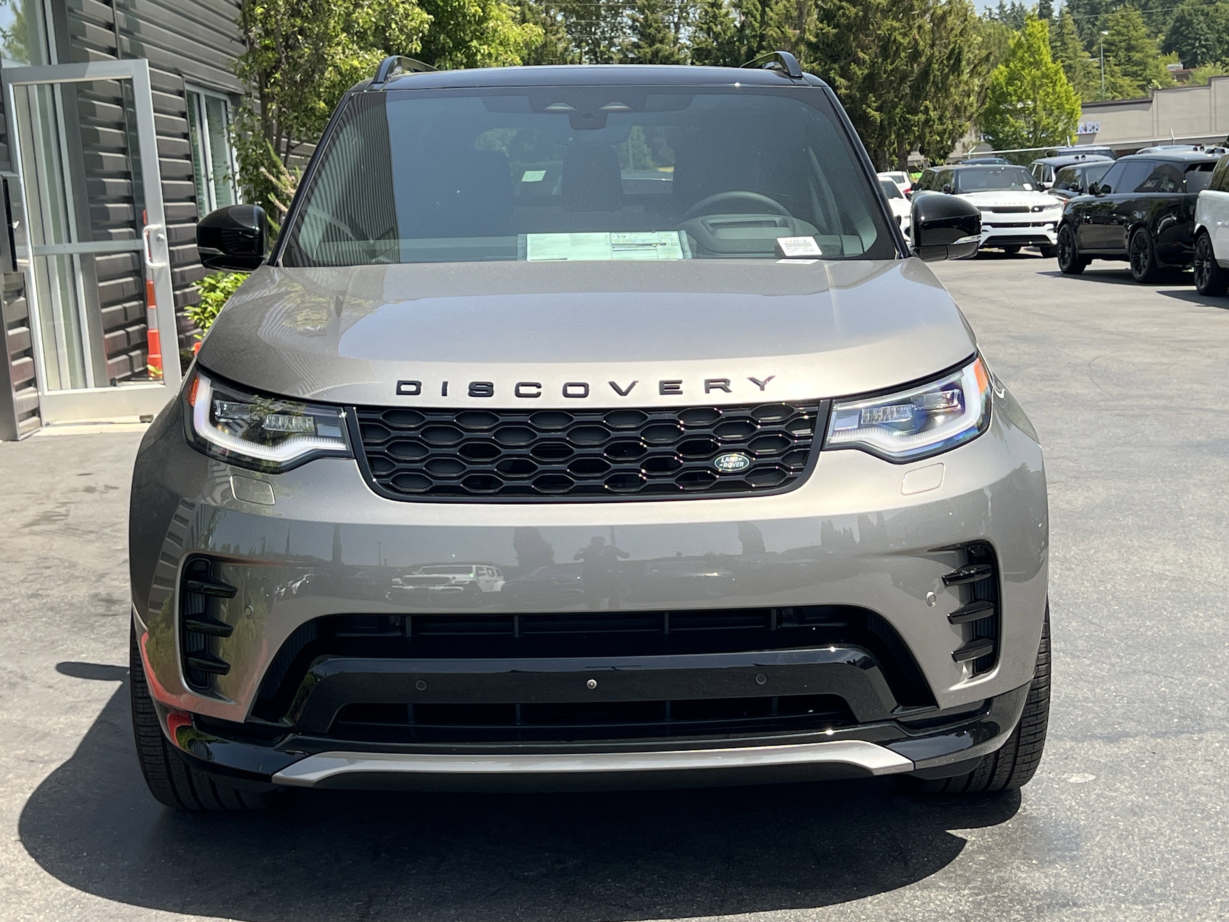 New 2024 Land Rover Discovery Dynamic SE image 4